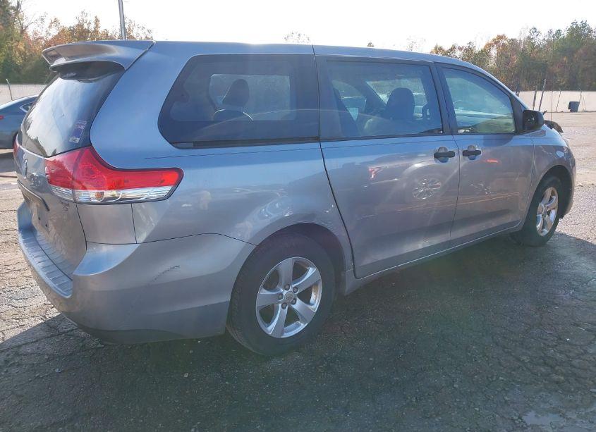 Photo 4 of 2011 Toyota Sienna (VIN 5TDKA3DC2BS007608)