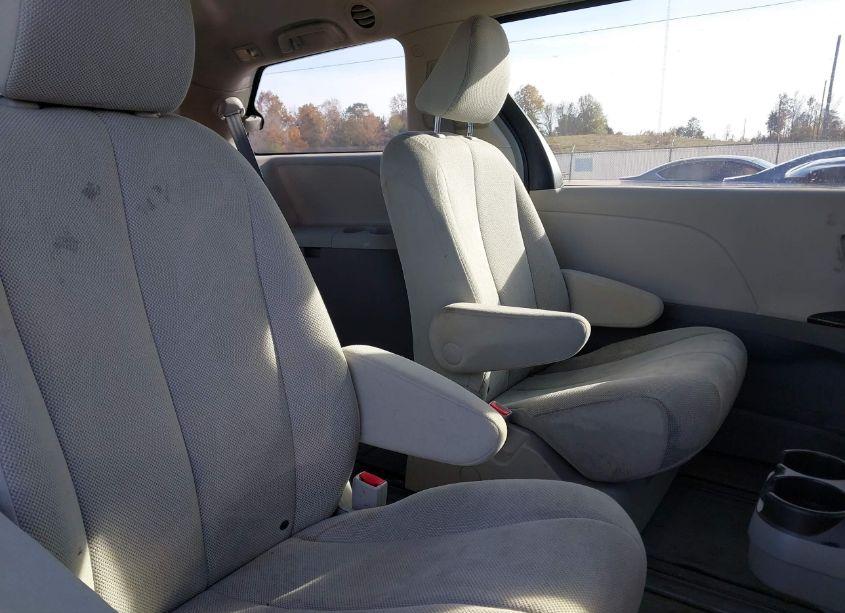 Photo 8 of 2011 Toyota Sienna (VIN 5TDKA3DC2BS007608)
