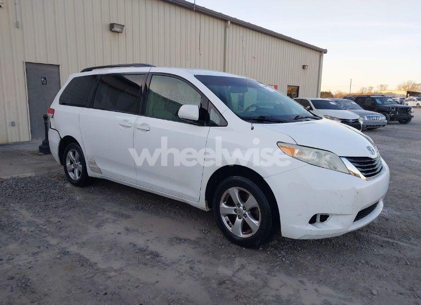 2011 Toyota Sienna LE (VIN 5TDKA3DC3BS006760) main photo