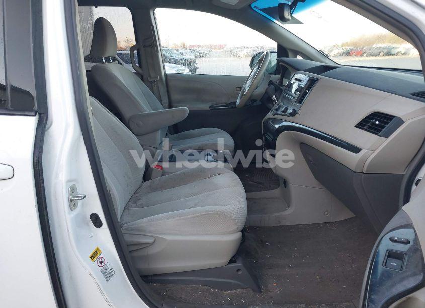 Photo 5 of 2011 Toyota Sienna LE (VIN 5TDKA3DC3BS006760)