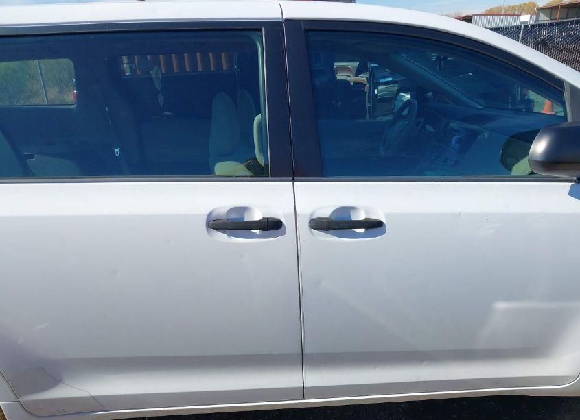 Photo 13 of 2012 Toyota Sienna BASE 7 PASSENGER (VIN 5TDKA3DC4CS012469)