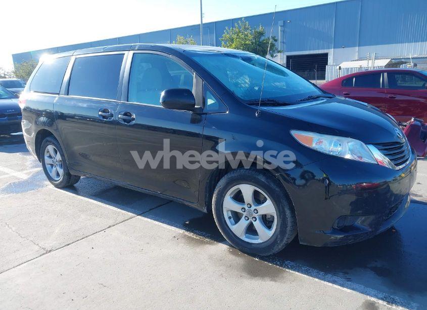 2012 Toyota Sienna LE (VIN 5TDKA3DC4CS013590) main photo