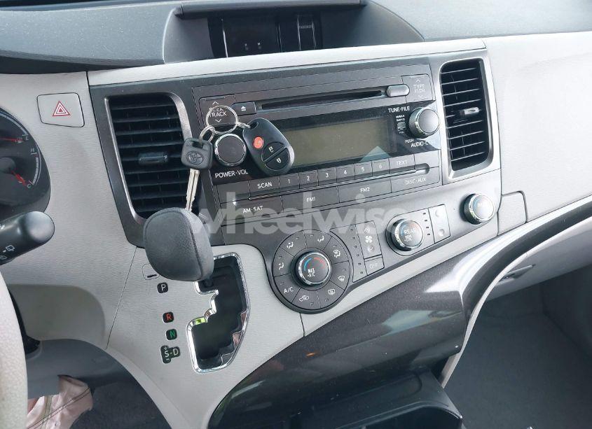 Photo 11 of 2011 Toyota Sienna (VIN 5TDKA3DC5BS003441)