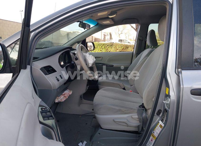 Photo 5 of 2011 Toyota Sienna (VIN 5TDKA3DC5BS003441)