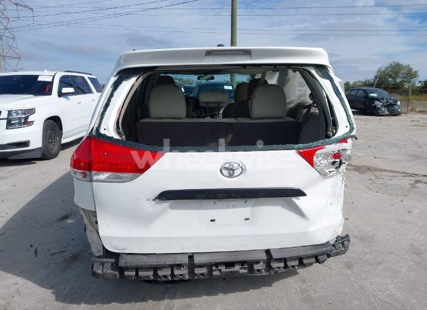 Photo 17 of 2011 Toyota Sienna (VIN 5TDKA3DC6BS001648)