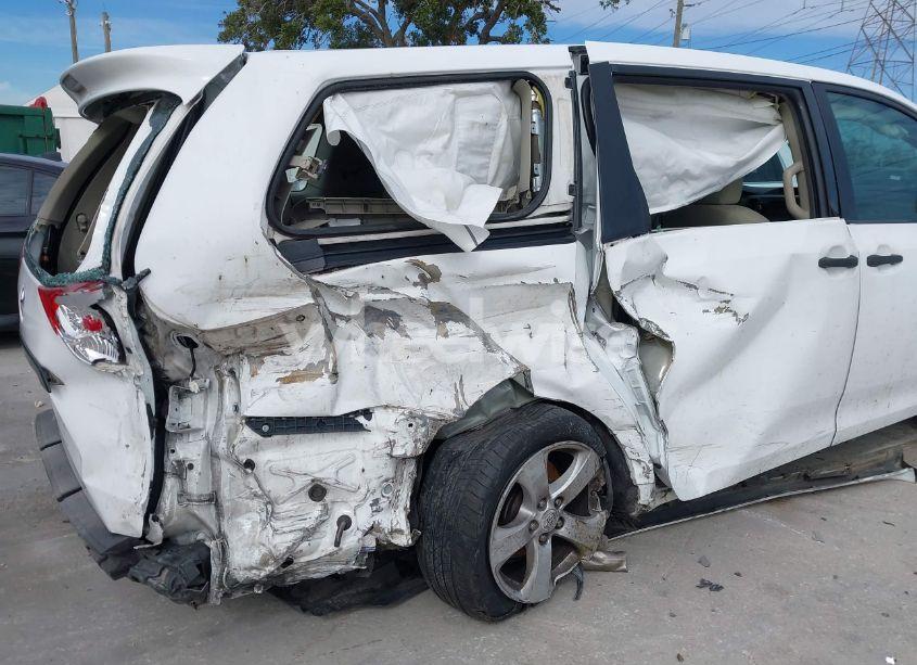 Photo 6 of 2011 Toyota Sienna (VIN 5TDKA3DC6BS001648)