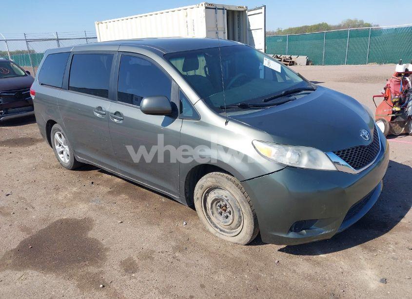 2011 Toyota Sienna LE (VIN 5TDKA3DC6BS007935) main photo
