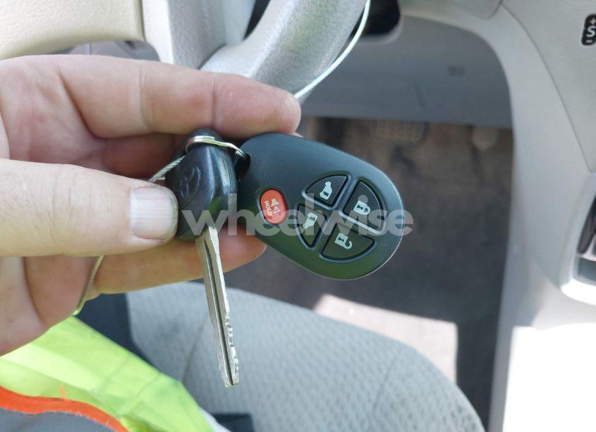 Photo 11 of 2011 Toyota Sienna LE (VIN 5TDKA3DC6BS007935)