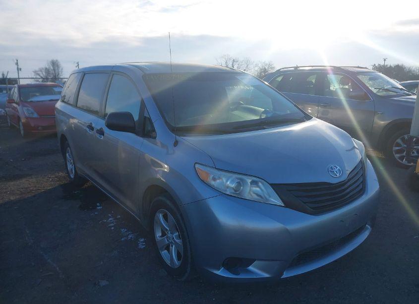 2012 Toyota Sienna BASE 7 PASSENGER (VIN 5TDKA3DC7CS011364) main photo