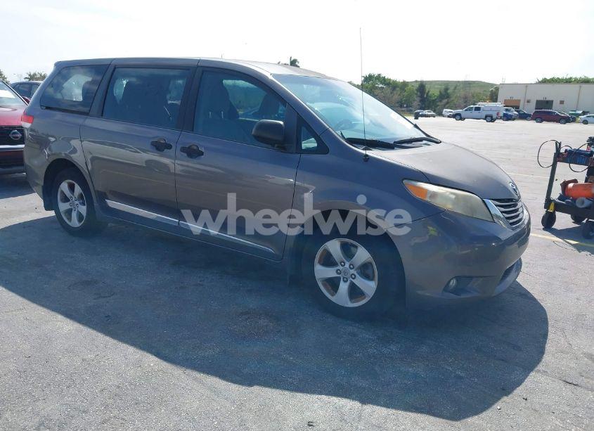 2011 Toyota Sienna (VIN 5TDKA3DC9BS009159) main photo