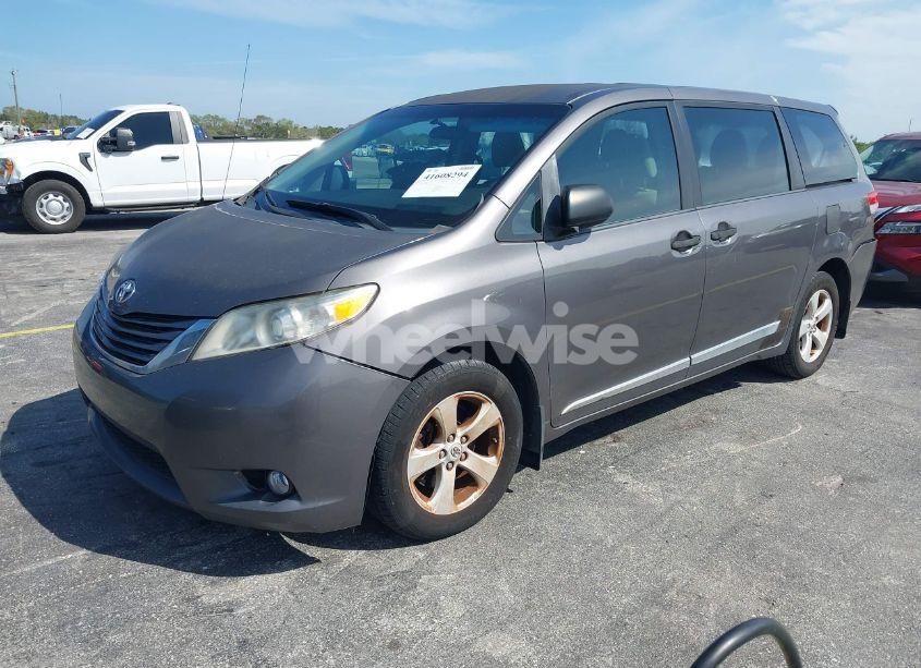 Photo 2 of 2011 Toyota Sienna (VIN 5TDKA3DC9BS009159)