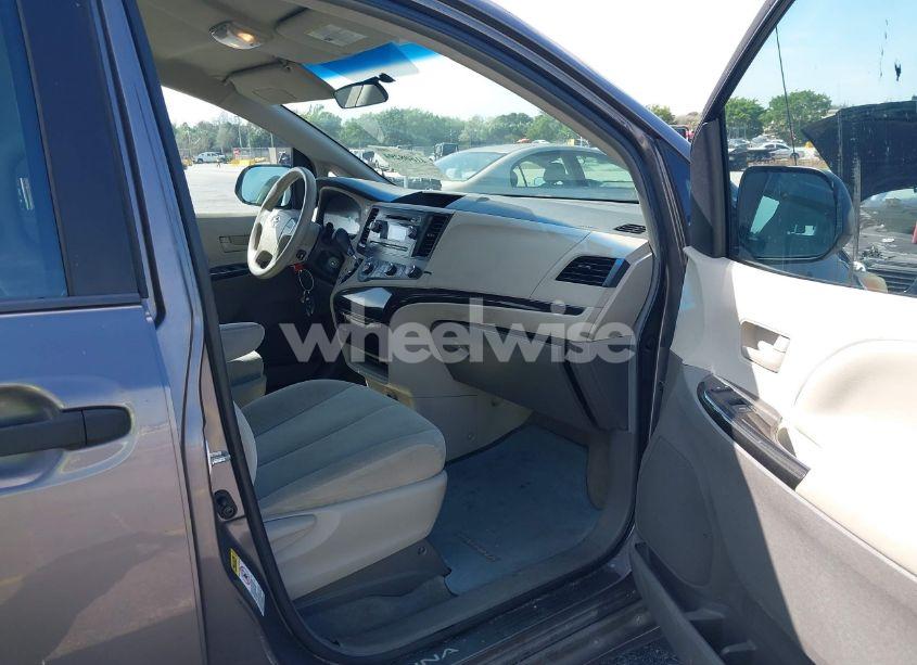 Photo 5 of 2011 Toyota Sienna (VIN 5TDKA3DC9BS009159)