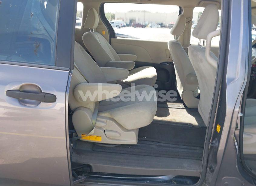 Photo 8 of 2011 Toyota Sienna (VIN 5TDKA3DC9BS009159)