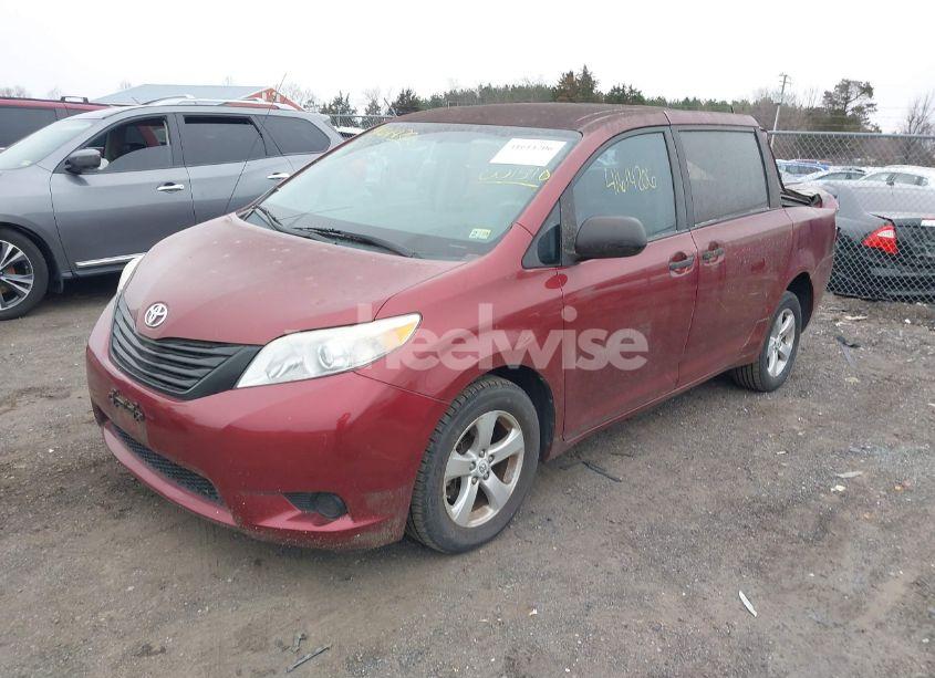 Photo 2 of 2011 Toyota Sienna (VIN 5TDKA3DCXBS001510)