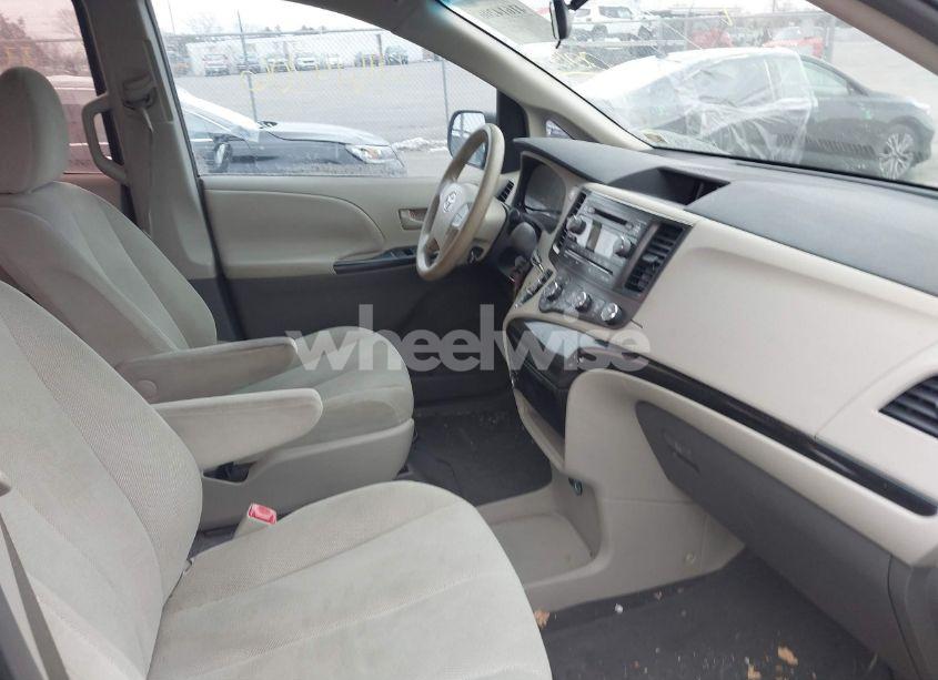 Photo 5 of 2011 Toyota Sienna (VIN 5TDKA3DCXBS001510)