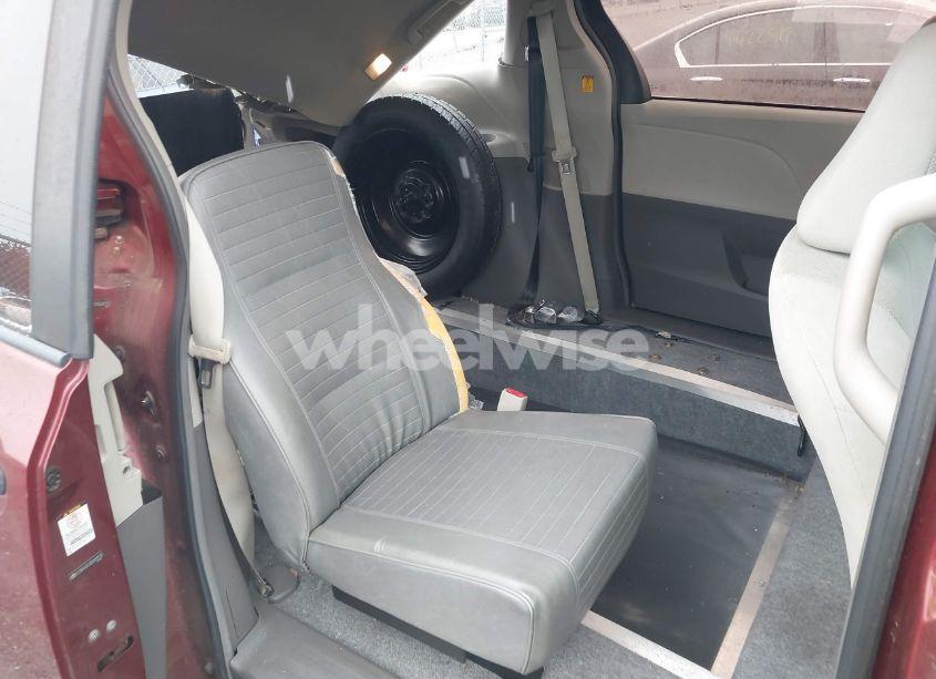 Photo 8 of 2011 Toyota Sienna (VIN 5TDKA3DCXBS001510)