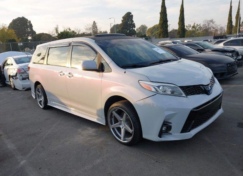 2011 Toyota Sienna (VIN 5TDKA3DCXBS004813) main photo