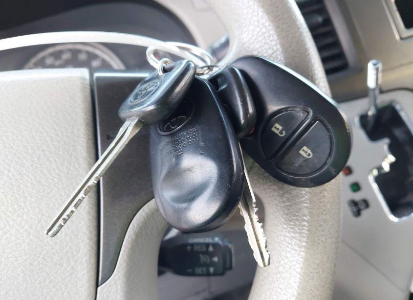 Photo 11 of 2011 Toyota Sienna (VIN 5TDKA3DCXBS004813)