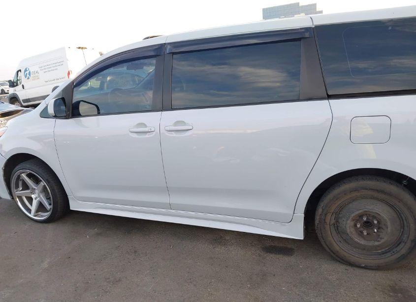 Photo 15 of 2011 Toyota Sienna (VIN 5TDKA3DCXBS004813)