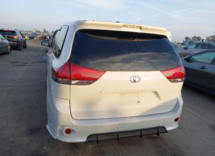 Photo 17 of 2011 Toyota Sienna (VIN 5TDKA3DCXBS004813)