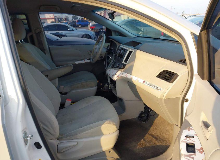 Photo 5 of 2011 Toyota Sienna (VIN 5TDKA3DCXBS004813)
