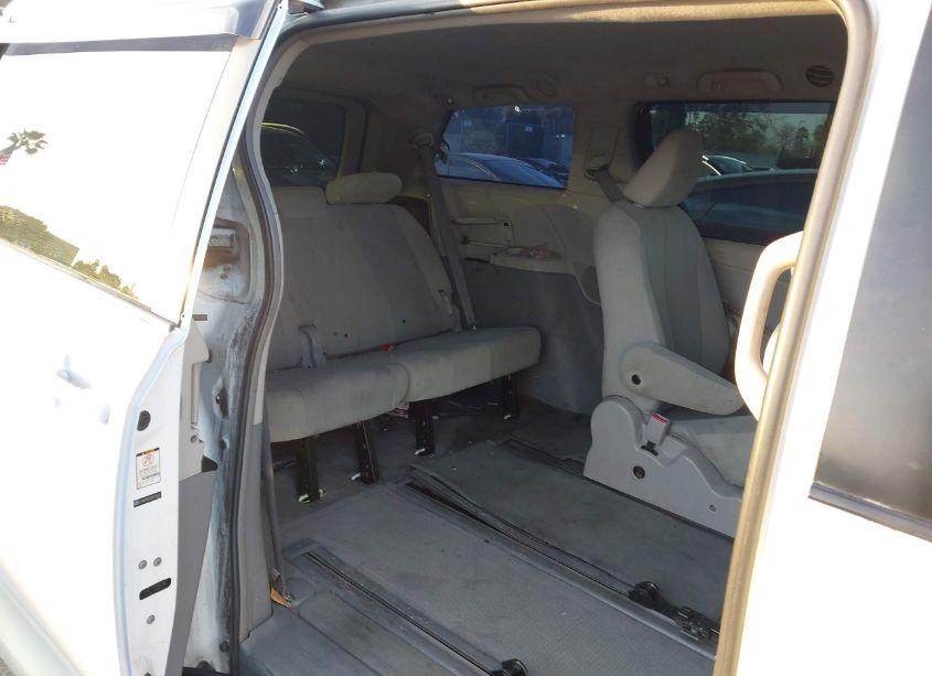 Photo 8 of 2011 Toyota Sienna (VIN 5TDKA3DCXBS004813)