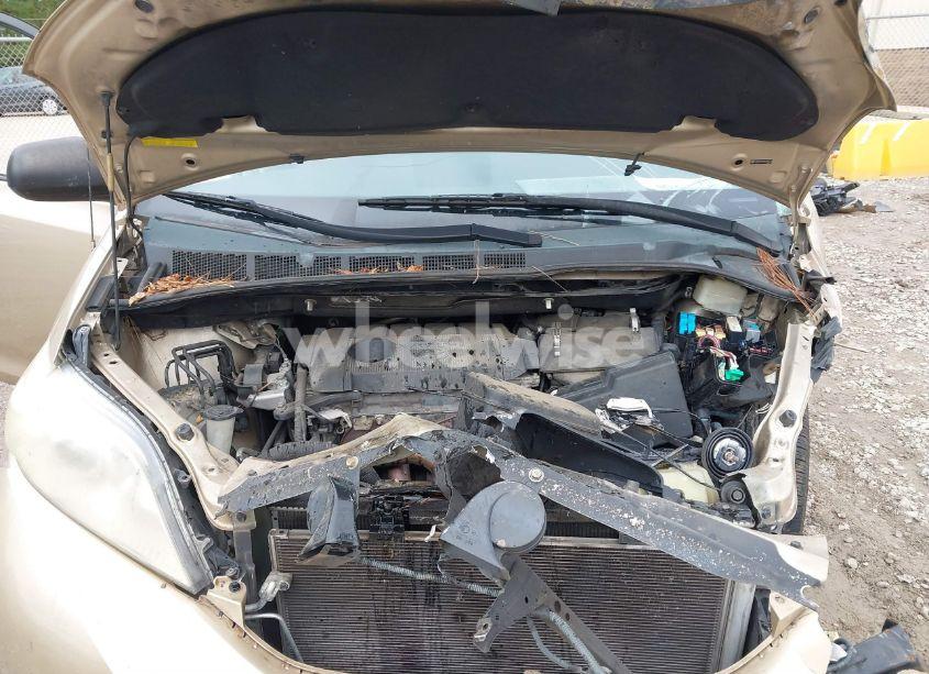 Photo 10 of 2011 Toyota Sienna (VIN 5TDKA3DCXBS006528)