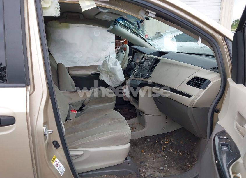 Photo 5 of 2011 Toyota Sienna (VIN 5TDKA3DCXBS006528)