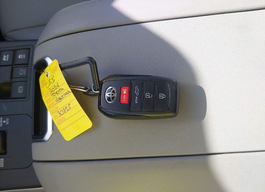 Photo 11 of 2024 Toyota Highlander HYBRID XLE (VIN 5TDKARAHXRS530825)