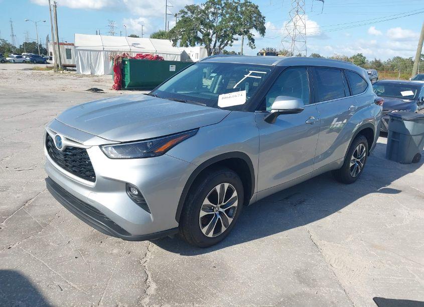 Photo 2 of 2024 Toyota Highlander HYBRID XLE (VIN 5TDKARAHXRS530825)