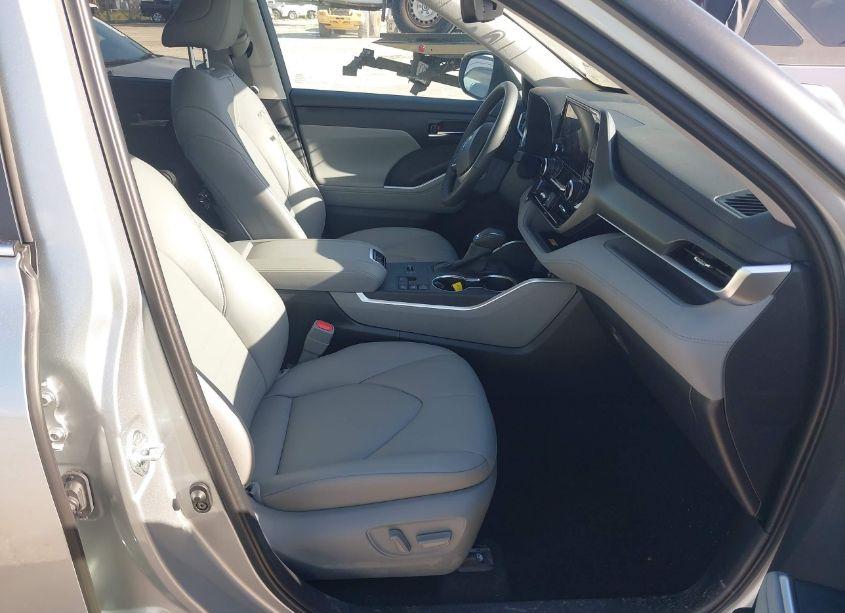 Photo 5 of 2024 Toyota Highlander HYBRID XLE (VIN 5TDKARAHXRS530825)