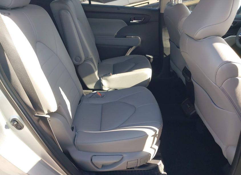 Photo 8 of 2024 Toyota Highlander HYBRID XLE (VIN 5TDKARAHXRS530825)