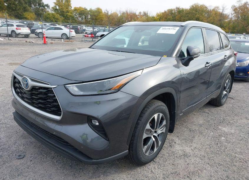 Photo 2 of 2023 Toyota Highlander HYBRID XLE (VIN 5TDKBRCH1PS564384)