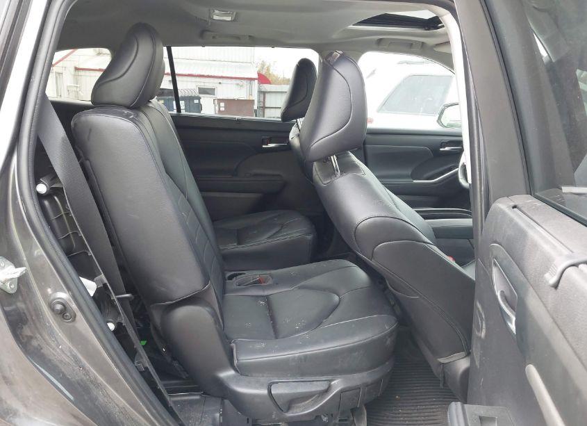 Photo 8 of 2023 Toyota Highlander HYBRID XLE (VIN 5TDKBRCH1PS564384)