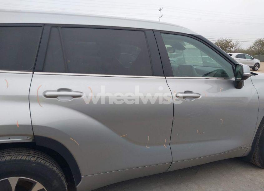 Photo 14 of 2024 Toyota Highlander HYBRID XLE (VIN 5TDKBRCH1RS607561)
