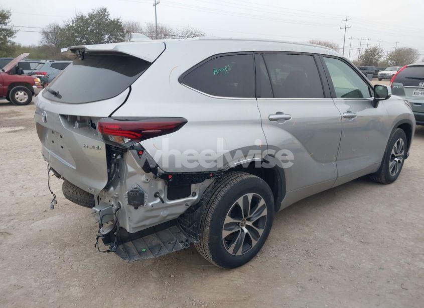 Photo 4 of 2024 Toyota Highlander HYBRID XLE (VIN 5TDKBRCH1RS607561)