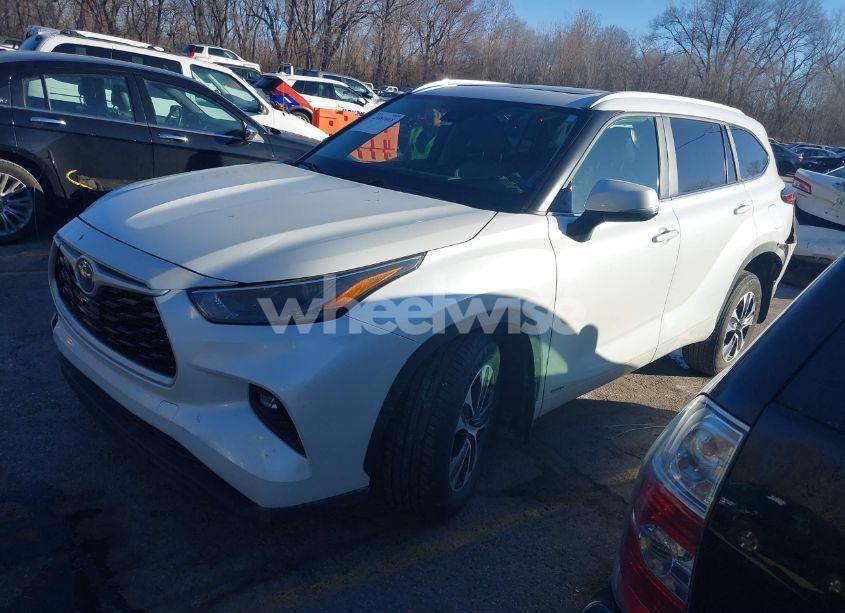 Photo 2 of 2023 Toyota Highlander HYBRID XLE (VIN 5TDKBRCH3PS116079)