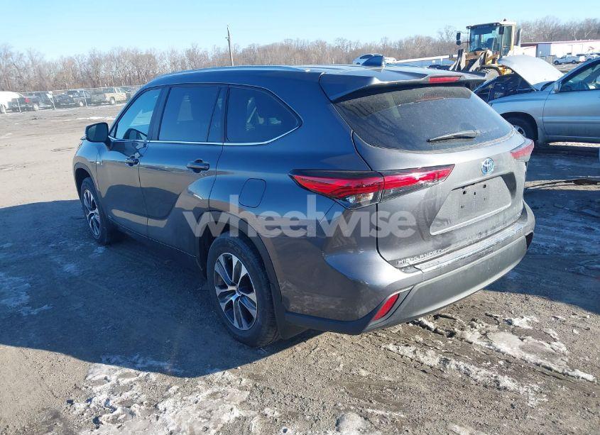 Photo 3 of 2023 Toyota Highlander (VIN 5TDKBRCH3PS601502)