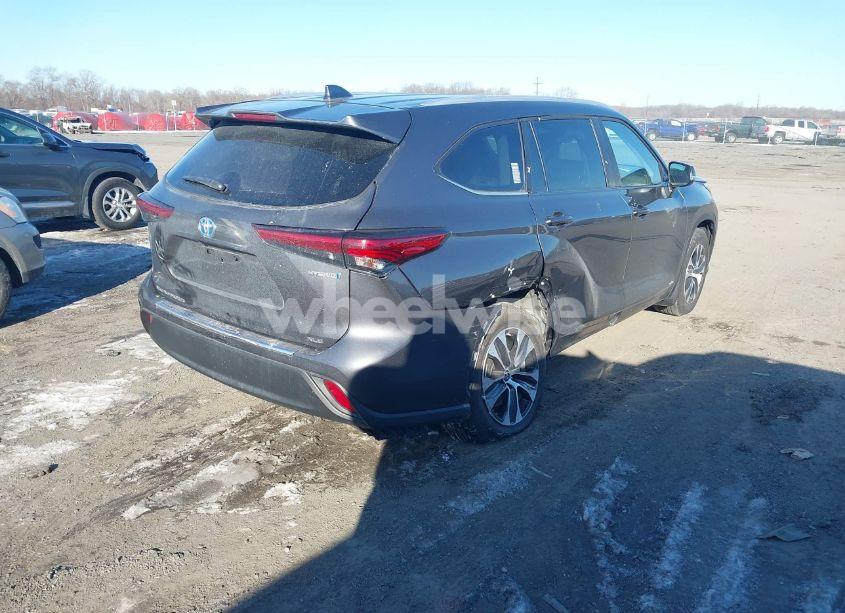 Photo 4 of 2023 Toyota Highlander (VIN 5TDKBRCH3PS601502)