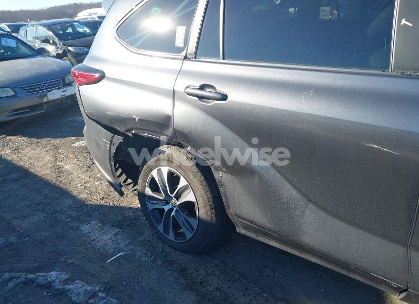 Photo 6 of 2023 Toyota Highlander (VIN 5TDKBRCH3PS601502)