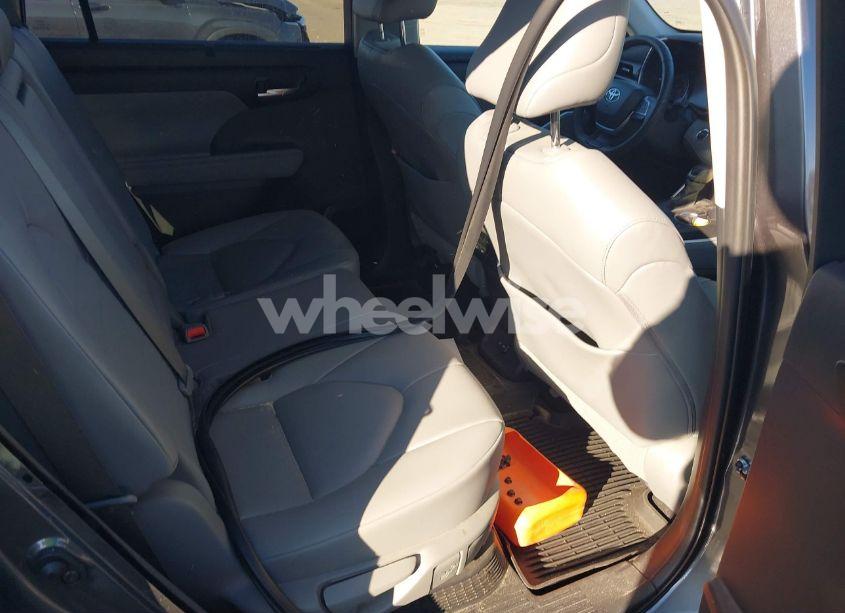 Photo 8 of 2023 Toyota Highlander (VIN 5TDKBRCH3PS601502)