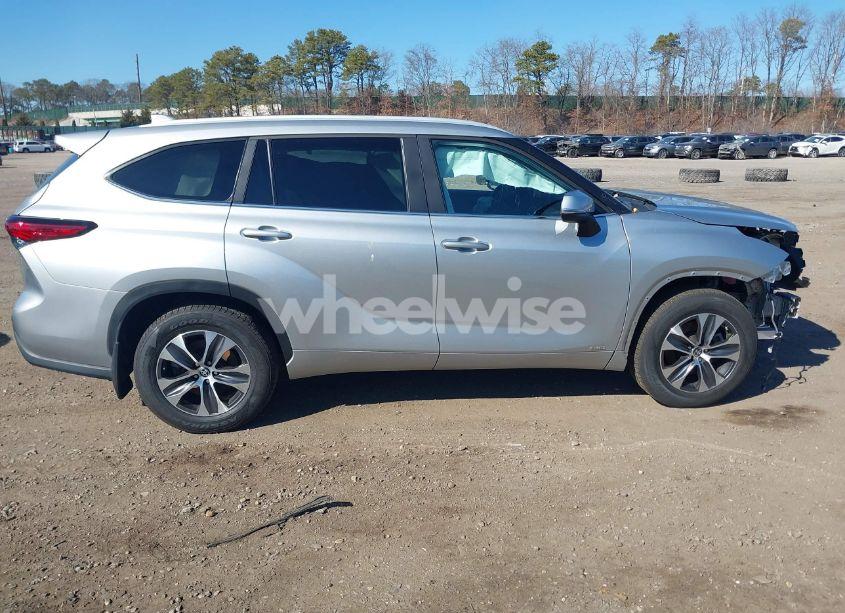 Photo 13 of 2023 Toyota Highlander HYBRID XLE (VIN 5TDKBRCH3PS601693)