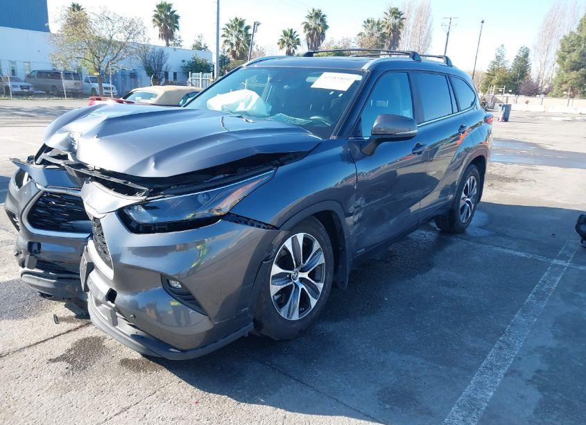 Photo 2 of 2023 Toyota Highlander HYBRID XLE (VIN 5TDKBRCH4PS116057)