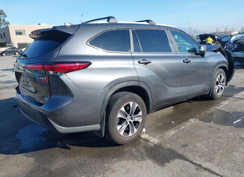 Photo 4 of 2023 Toyota Highlander HYBRID XLE (VIN 5TDKBRCH4PS116057)