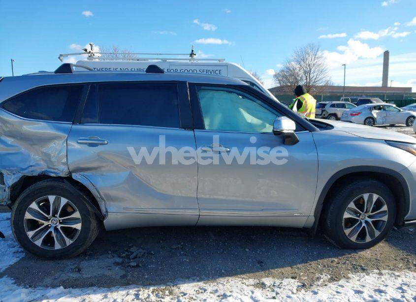 Photo 13 of 2023 Toyota Highlander HYBRID XLE (VIN 5TDKBRCH4PS575623)
