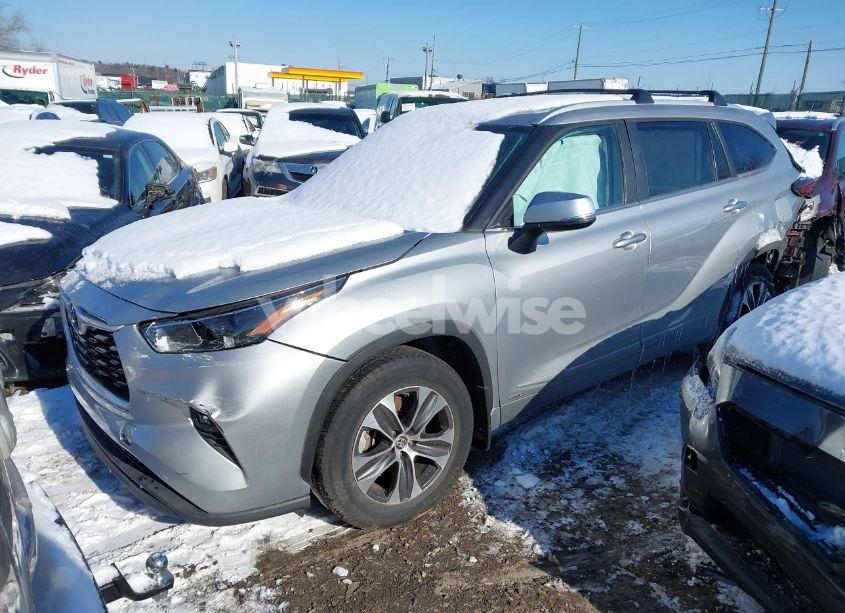 Photo 2 of 2023 Toyota Highlander HYBRID XLE (VIN 5TDKBRCH4PS575623)