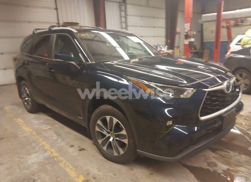 2023 Toyota Highlander HYBRID XLE (VIN 5TDKBRCH6PS118571) main photo