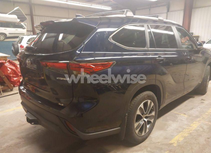 Photo 4 of 2023 Toyota Highlander HYBRID XLE (VIN 5TDKBRCH6PS118571)