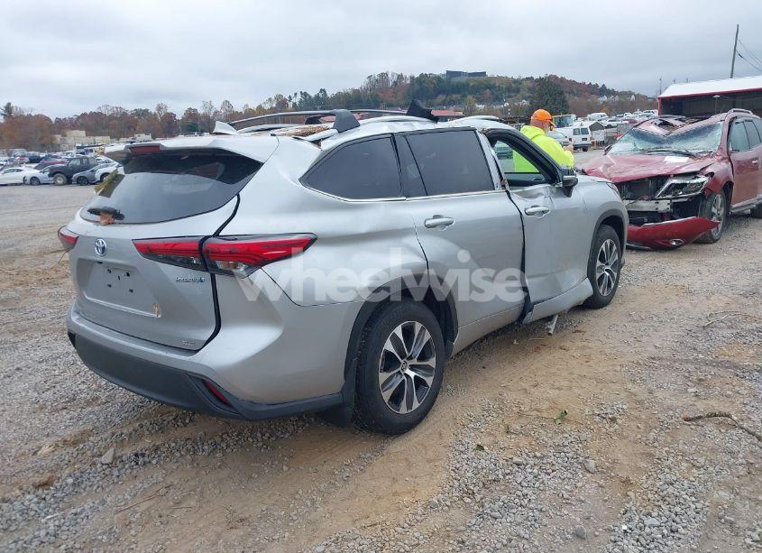 Photo 4 of 2023 Toyota Highlander HYBRID XLE (VIN 5TDKBRCH9PS574810)