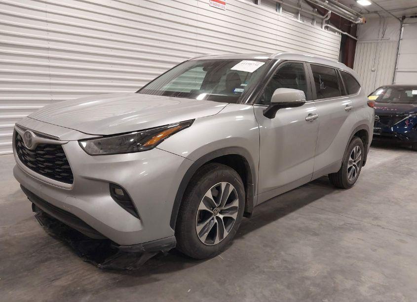 Photo 2 of 2023 Toyota Highlander XLE (VIN 5TDKDRAH0PS004854)